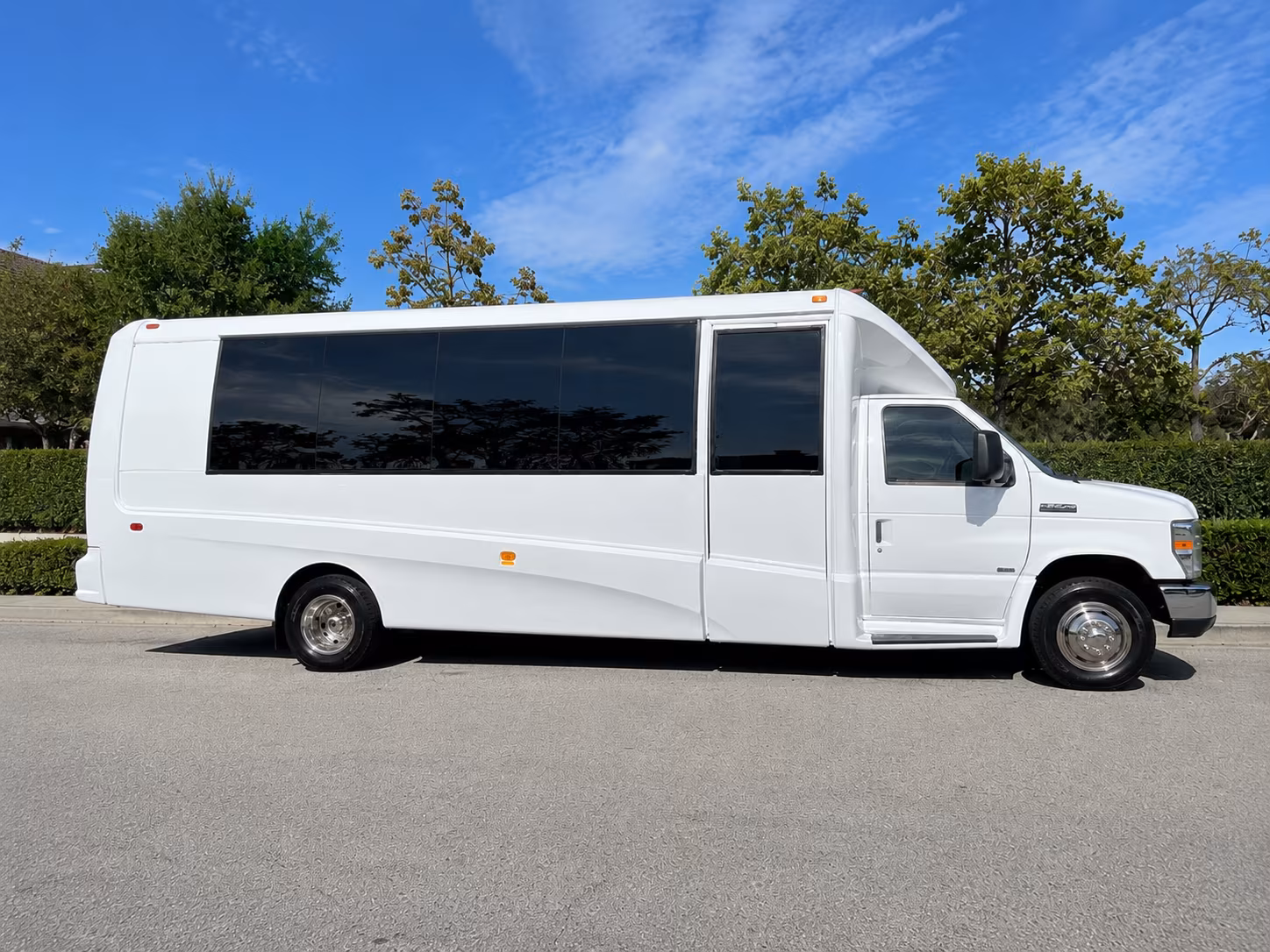 bus rentals for corporate airport transfers between franklin and bna