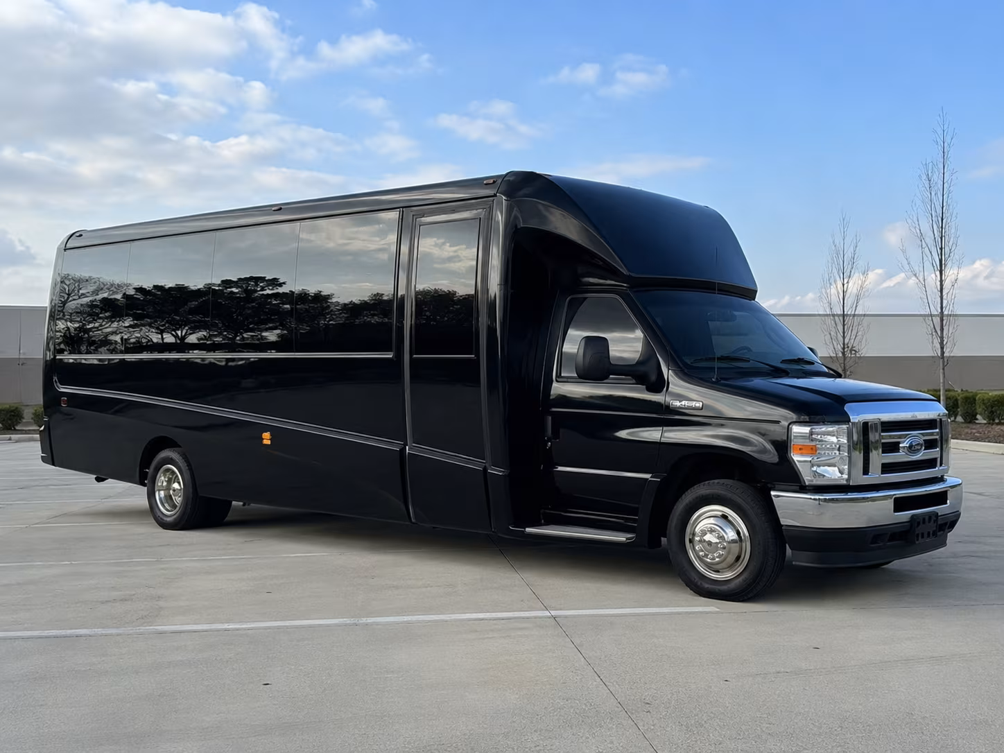 bus rentals for groups headed to the ryman auditorium and historic nashville venues